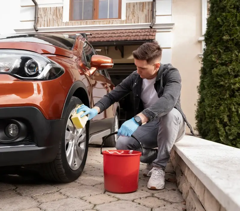 Lavage auto à domicile Saint-Priest-Ligoure : professionnel intervenant sur un véhicule